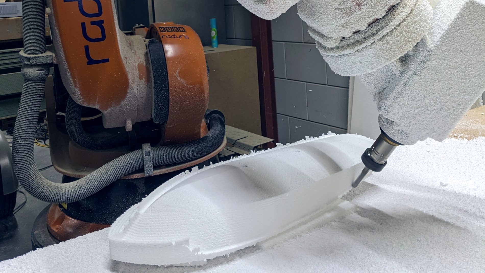 KUKA-robot van Radura freest een model uit schuim
